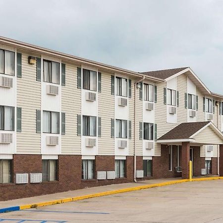 Amerihost Inn & Suites Kingdom City Exteriér fotografie